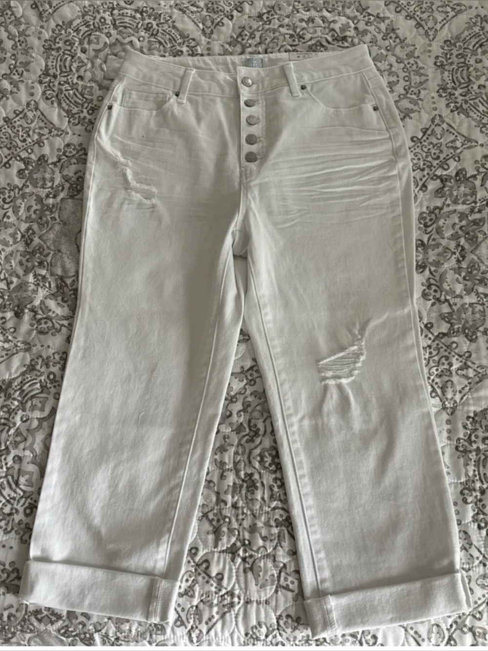Time and Tru Capri Straight fit distressed white, NWT